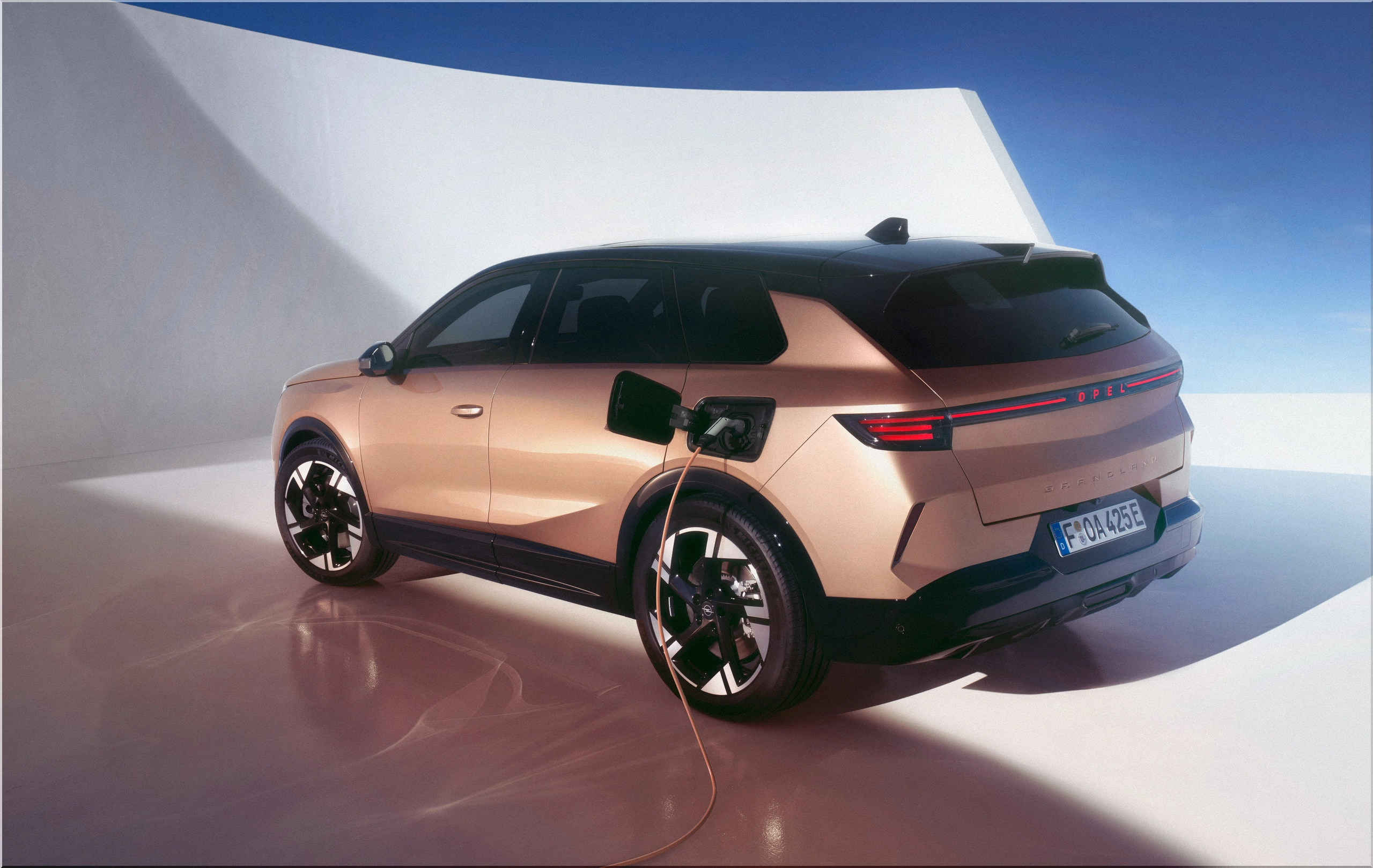 A Powerful Electric SUV: Unveiling the All-New 2025 Opel Grandland ...