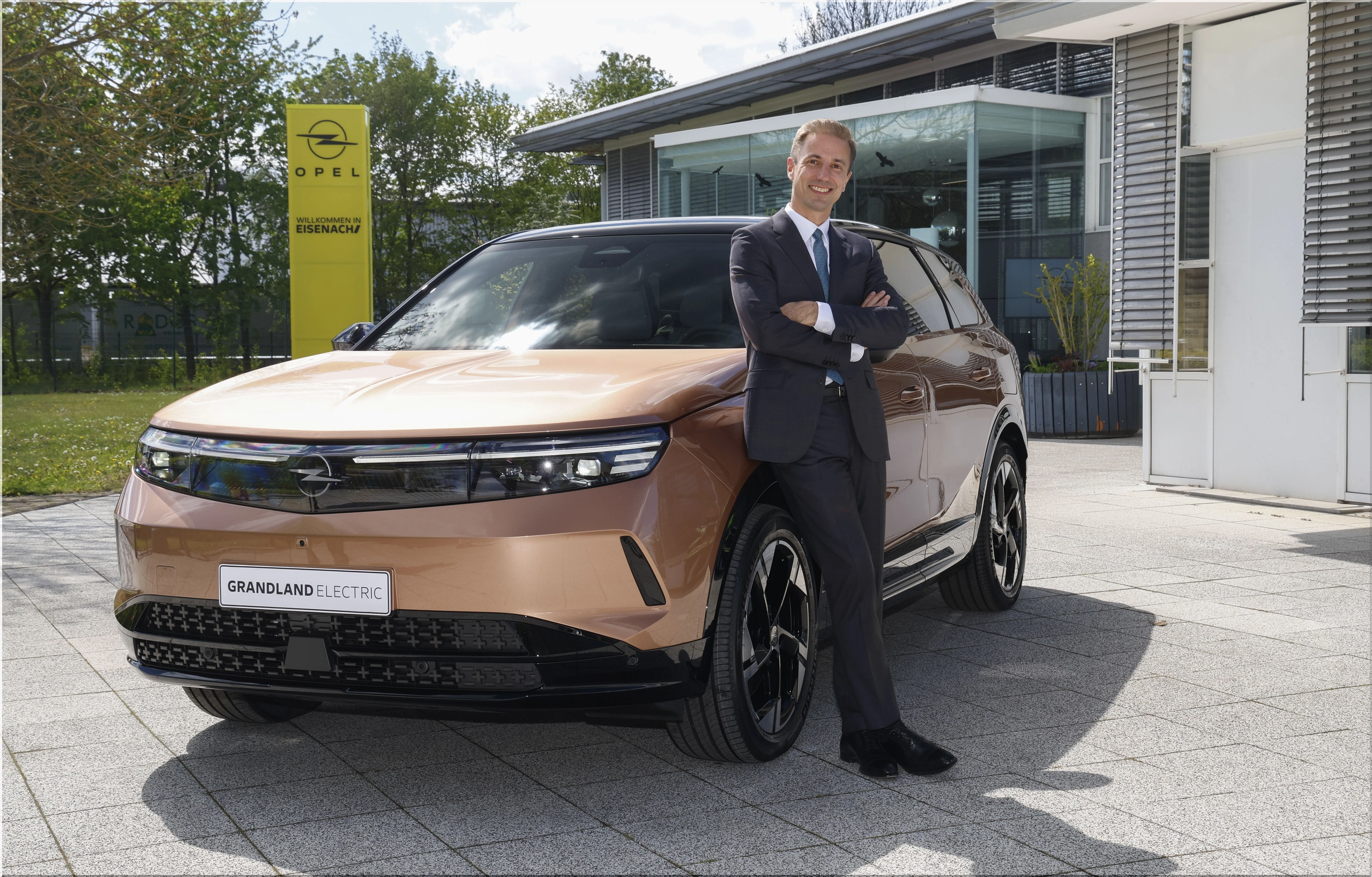 A Powerful Electric SUV: Unveiling the All-New 2025 Opel Grandland